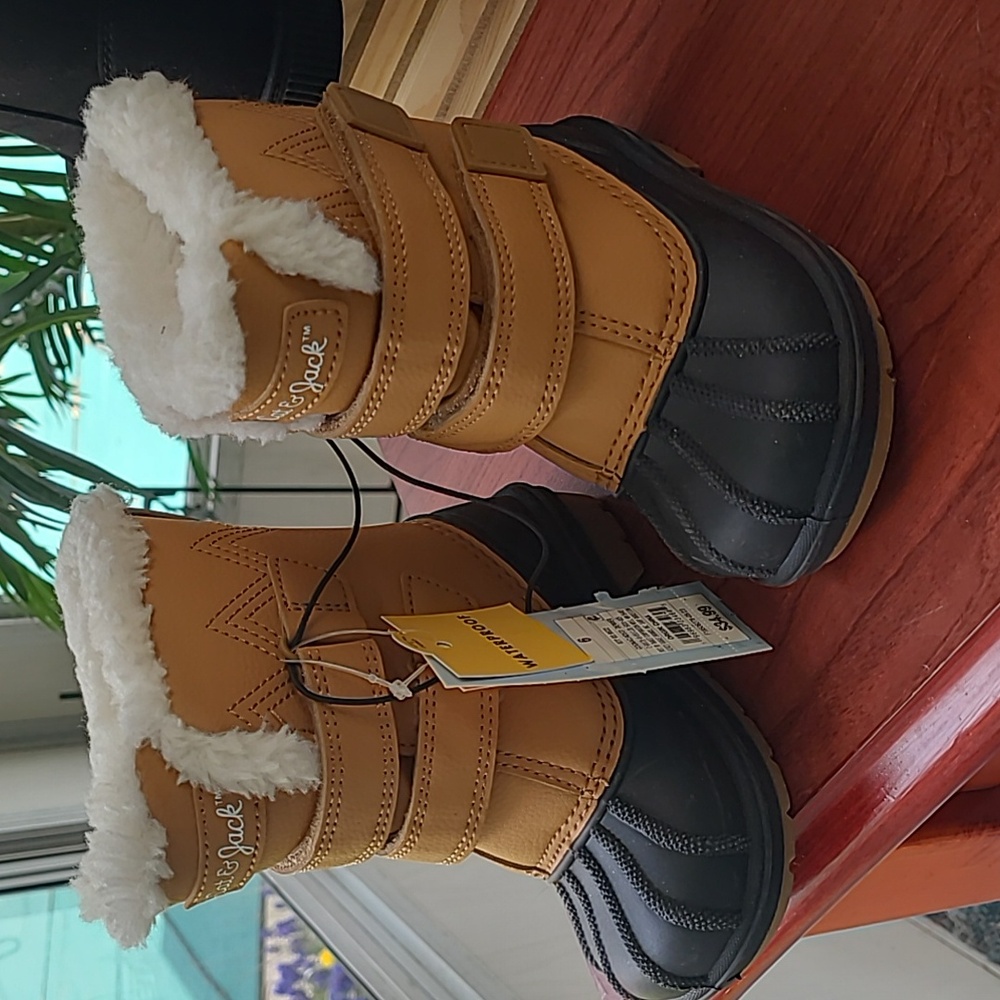 New with tags! Cat & Jack Kids 6 waterproof warm tan black winter snow boots